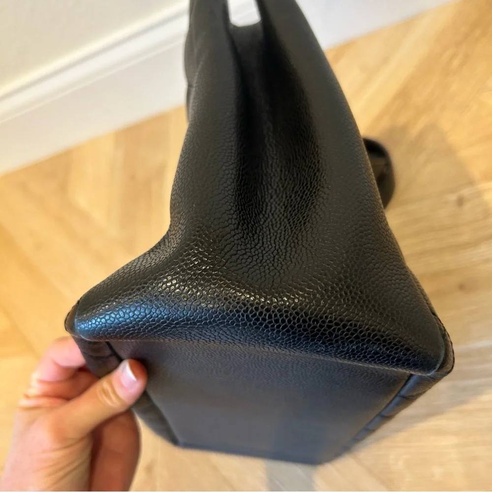Iconic CHANEL Grand Shopping Tote in black caviar leather with gold hardware - Picture 10 of 17